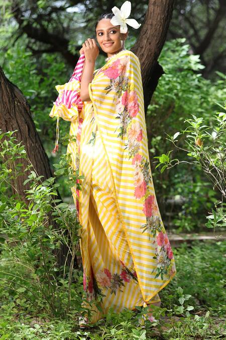 Nikasha_White Cotton, Georgette V Neck Leheriya Saree With Blouse _Online_at_Aza_Fashions