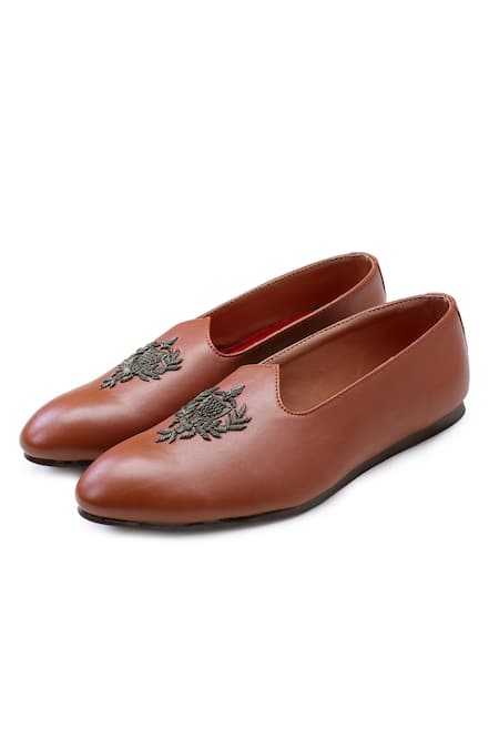 Kora By Nilesh Mitesh Brown Embroidered Handcrafted Juttis 