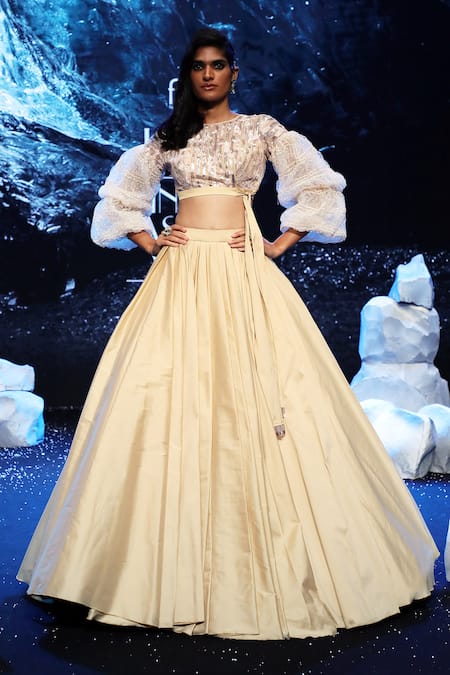Neeta Lulla - Bangalore Times FWIndia 2021 🇮🇳 | Traditional indian  outfits, Reception lehenga, Neeta lulla