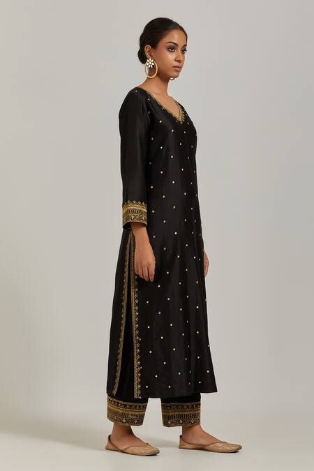 Ikshita Choudhary Black Chanderi Silk Floral, Sequin V Neck Kurta And Pant Set Online at Aza Fashions Ikshita Choudhary_Black Chanderi Silk Floral, Sequin V Neck Kurta And Pant Set_Online_at_Aza_Fashions