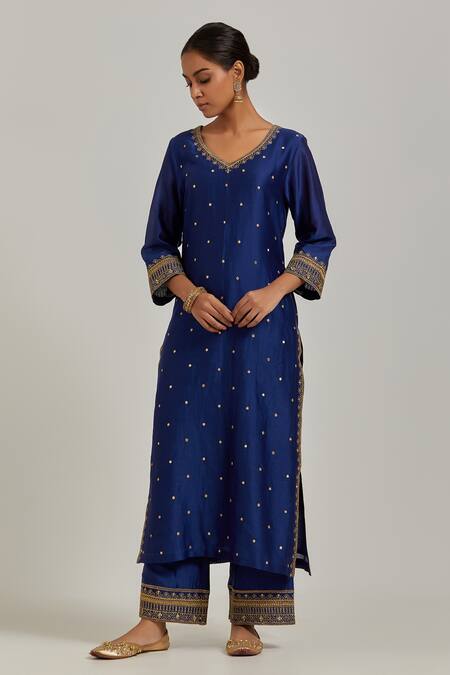 Ikshita Choudhary_Blue Chanderi Silk Floral, Sequin V Neck Kurta Set_Online_at_Aza_Fashions