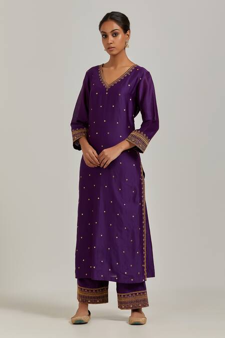 Ikshita Choudhary_Purple Chanderi Silk Floral, Sequin V Neck Kurta Set_Online_at_Aza_Fashions