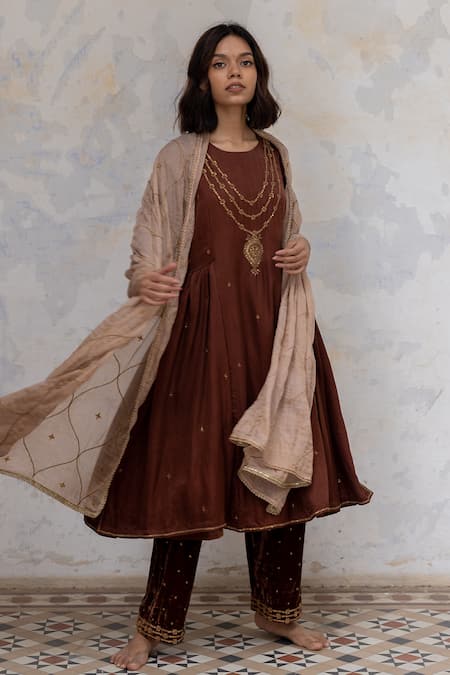 Shop Nirjara Beige Tissue Silk Aari Embroidery, Tikki Aisha Jaal Dupatta at Aza Fashions Shop_Nirjara_Beige Tissue Silk Aari Embroidery, Tikki Aisha Jaal Dupatta _at_Aza_Fashions