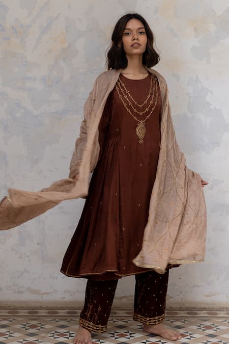 Nirjara Beige Tissue Silk Aari Embroidery, Tikki Aisha Jaal Dupatta Online at Aza Fashions Nirjara_Beige Tissue Silk Aari Embroidery, Tikki Aisha Jaal Dupatta _Online_at_Aza_Fashions