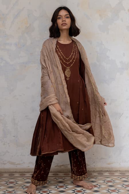 Buy Nirjara Beige Tissue Silk Aari Embroidery, Tikki Aisha Jaal Dupatta Online at Aza Fashions Buy_Nirjara_Beige Tissue Silk Aari Embroidery, Tikki Aisha Jaal Dupatta _Online_at_Aza_Fashions