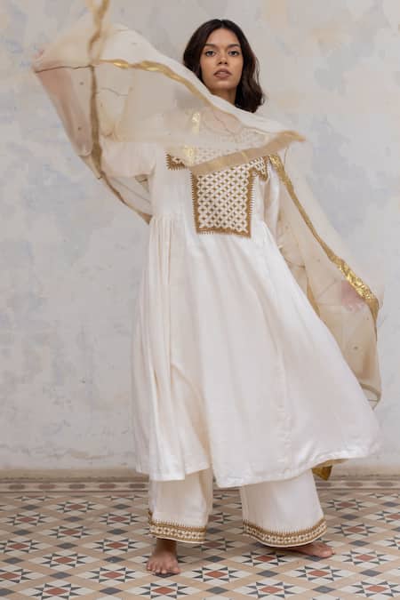 Shop Nirjara White Organza Silk Aari Embroidery, Pita Dilraz Dupatta at Aza Fashions Shop_Nirjara_White Organza Silk Aari Embroidery, Pita Dilraz Dupatta _at_Aza_Fashions