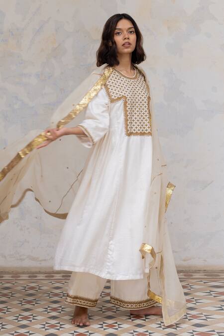 Buy Nirjara White Organza Silk Aari Embroidery, Pita Dilraz Dupatta Online at Aza Fashions Buy_Nirjara_White Organza Silk Aari Embroidery, Pita Dilraz Dupatta _Online_at_Aza_Fashions