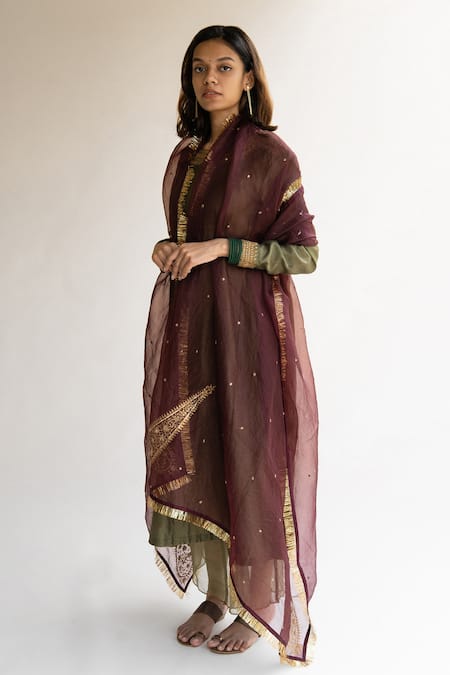 Nirjara_Maroon Organza Silk Aari Work, Kiran Work, Peeta Dots Ambi Sitara Dupatta_Online_at_Aza_Fashions
