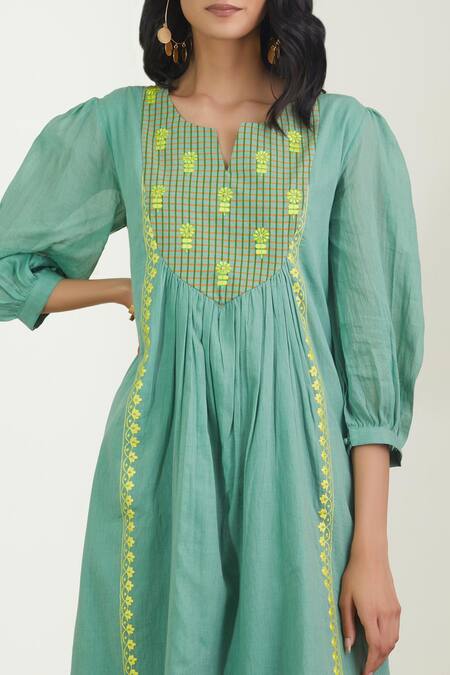 Label Earthen_Green Cotton Mul Notched Printed Kurta With Pant _at_Aza_Fashions
