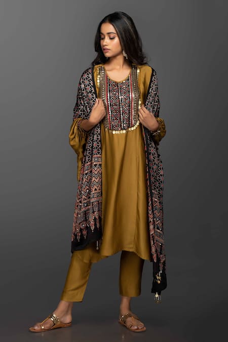 PRAHNAAYA Embroidered Kurta Set 