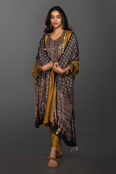 Prahnaaya_Yellow Satin Silk Round Embroidered Kurta Set _Online_at_Aza_Fashions