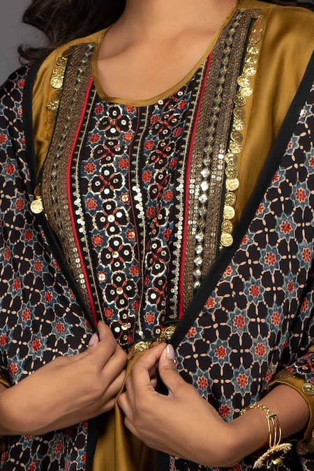 Prahnaaya_Yellow Satin Silk Round Embroidered Kurta Set _at_Aza_Fashions