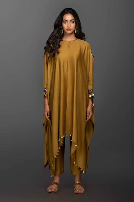 Get Solid Velvet kurta And Beige Skirt With Dupatta at ₹ 3499 | LBB Shop