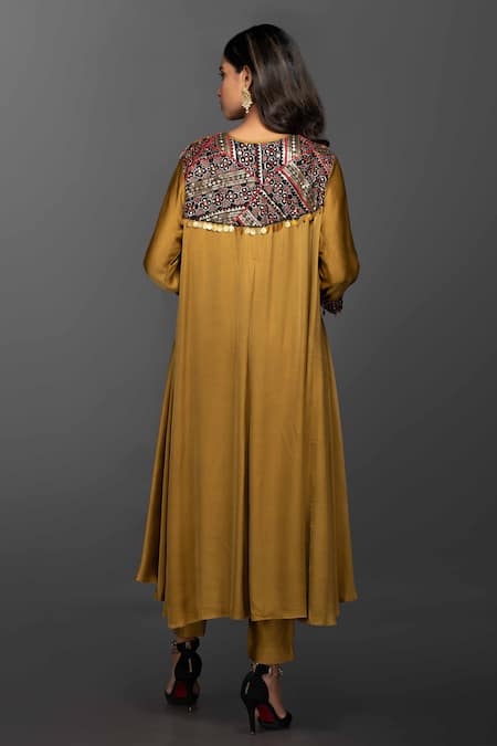 Prahnaaya Embroidered Kurta & Pant Set 