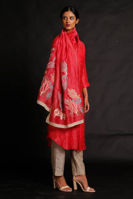Buy_Oja_Red 30% Silk, 70% Linen Handloom Embroidered Kurta Set _Online_at_Aza_Fashions