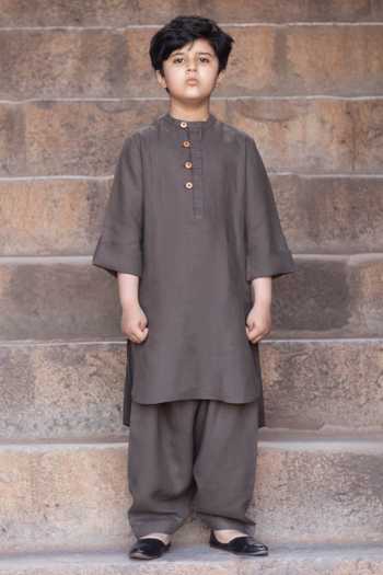 Buy Onari Kids Grey Linen Hand Embroidered Kantha Work Pathani Kurta Set at Aza Fashions Buy_Onari Kids_Grey Linen Hand Embroidered Kantha Work Pathani Kurta Set _at_Aza_Fashions
