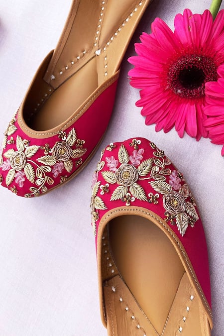 Kurrbat Outbloom Zardozi Embroidered Juttis 