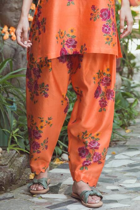 Raiman_Orange Chanderi Embroidery V-neck Floral Print Kurta Set _at_Aza_Fashions