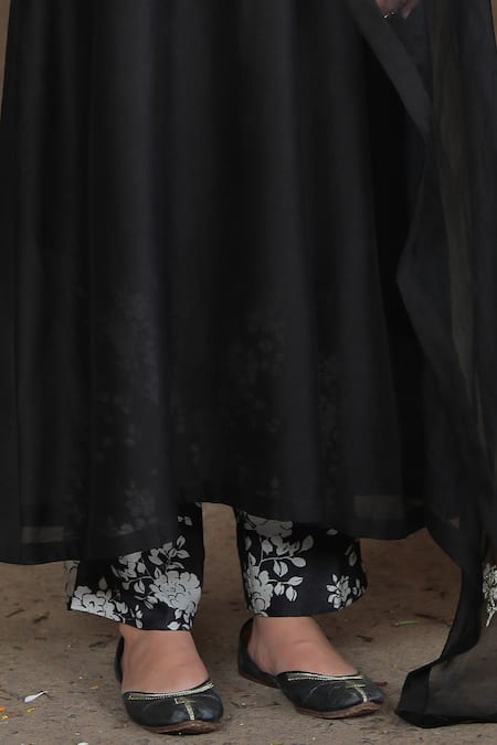Buy Raiman Black Chanderi Embroidered Floral V Neck Kurta Set Online at Aza Fashions Buy_Raiman_Black Chanderi Embroidered Floral V Neck Kurta Set _Online_at_Aza_Fashions