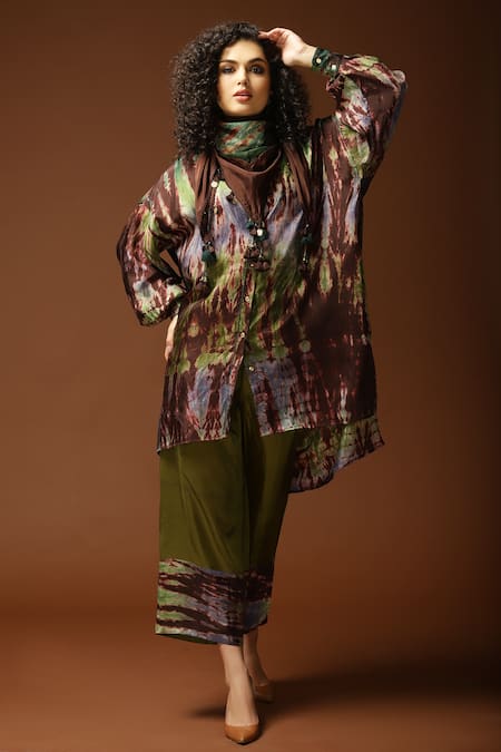 Capisvirleo Brown Habutai Silk Tie And Dye Collared Neck Tunic & Pant Set 