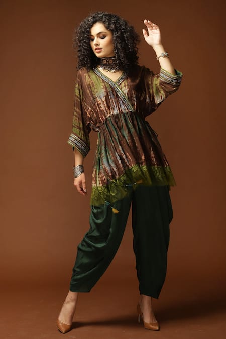 Buy_CAPISVIRLEO_Green Habutai Silk Sequin, Thread And Bead, Tie & Dye V & Tunic Dhoti Pant Set_Online_at_Aza_Fashions