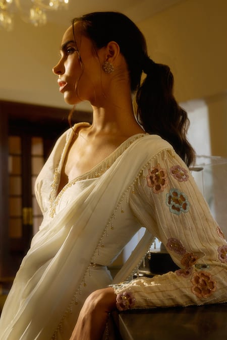 Buy_Parshya_Off White Blouse Viscose Flat Silk, Lining Shantoon, Saree Pre-draped With _Online_at_Aza_Fashions