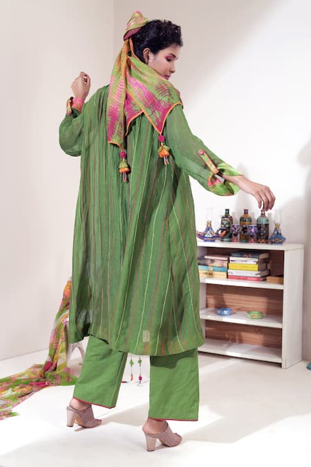 Shop Capisvirleo Green Chanderi Silk Thread Band Aam Panna Kurta Pant Set at Aza Fashions Shop_Capisvirleo_Green Chanderi Silk Thread Band Aam Panna Kurta Pant Set _at_Aza_Fashions