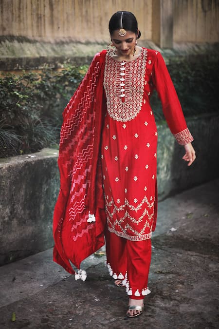 Shop Pink City By Sarika Red Kurta And Pant Silk Chanderi Dupatta Gajji Satin Embroidered Set at Aza Fashions Shop_Pink City By Sarika_Red Kurta And Pant Silk Chanderi Dupatta Gajji Satin Embroidered Set _at_Aza_Fashions