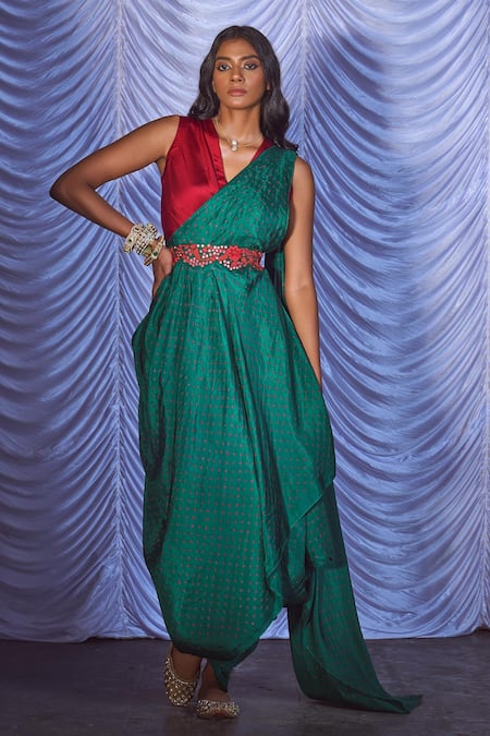 Shop Pink City By Sarika Green Silk Bandhani V Neck Pre-draped Saree With Blouse at Aza Fashions Shop_Pink City By Sarika_Green Silk Bandhani V Neck Pre-draped Saree With Blouse _at_Aza_Fashions