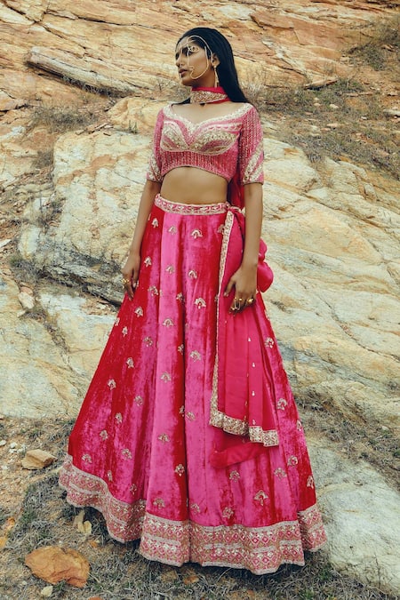 Shop EASE Pink Velvet, Viscose Organza Floral Motifs V Neck Embroidered Bridal Lehenga Set at Aza Fashions Shop_EASE_Pink Velvet, Viscose Organza Floral Motifs V Neck Embroidered Bridal Lehenga Set _at_Aza_Fashions