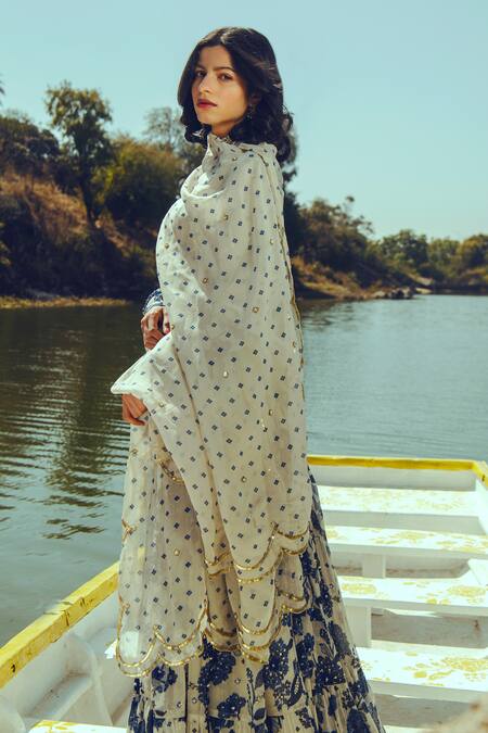 Shop Paulmi And Harsh White Organza, Georgette V Neck Printed Lehenga Set Online at Aza Fashions Shop_Paulmi And Harsh_White Organza, Georgette V Neck Printed Lehenga Set_Online_at_Aza_Fashions