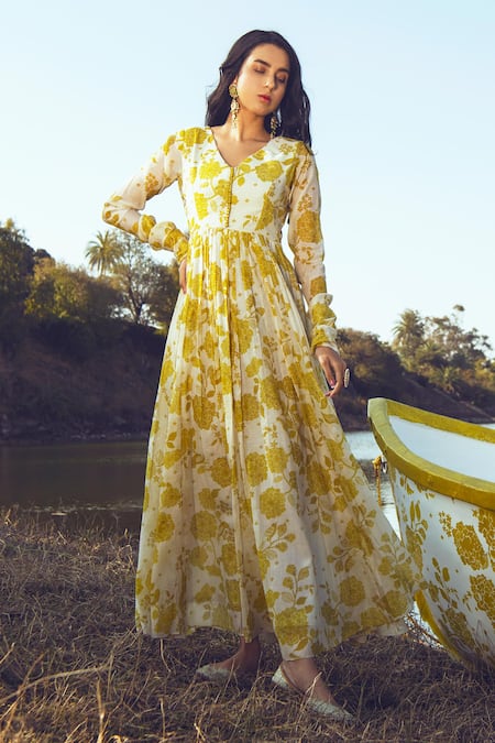 Paulmi And Harsh_White Anarkali Malai Chanderi Dupatta Mul Cotton V Neck With _Online_at_Aza_Fashions