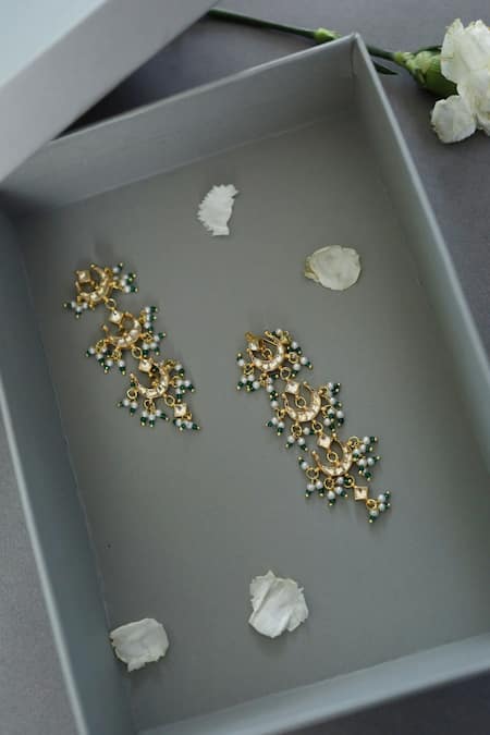 Do Taara Gold Plated Pearls Kundan Chaand Braid Pins