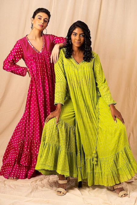 Surily G_Green Cotton Cutwork, Floral V Neck And Embroidered Kurta_Online_at_Aza_Fashions