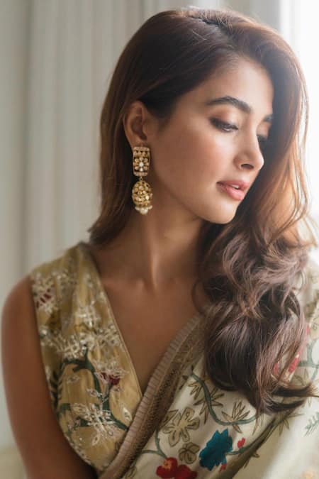 Shop Archana Jaju Beige Zari Buti Silk Kalamkari V Neck Hand Painted Saree With Blouse Online at Aza Fashions Shop_Archana Jaju_Beige Zari Buti Silk Kalamkari V Neck Hand Painted Saree With Blouse_Online_at_Aza_Fashions