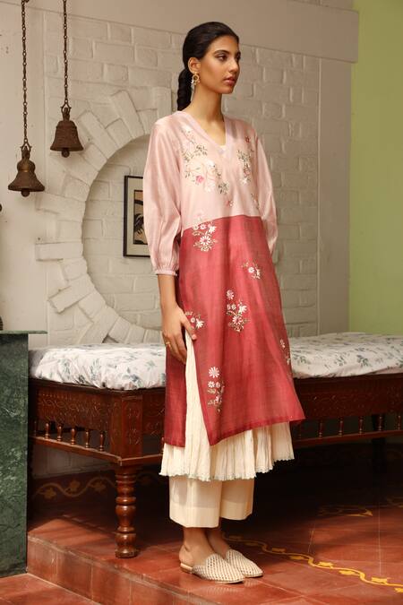 Prama By Pratima Pandey White Cotton, Silk Maheshwari V Neck Kurta Set Online at Aza Fashions Prama By Pratima Pandey_White Cotton, Silk Maheshwari V Neck Kurta Set _Online_at_Aza_Fashions