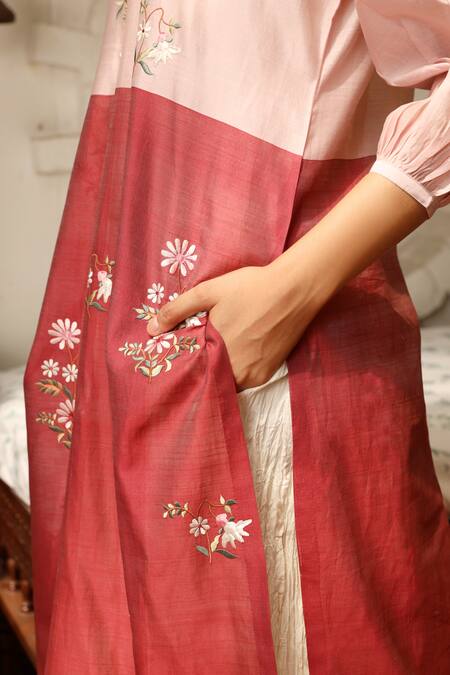 Shop Prama By Pratima Pandey White Cotton, Silk Maheshwari V Neck Kurta Set Online at Aza Fashions Shop_Prama By Pratima Pandey_White Cotton, Silk Maheshwari V Neck Kurta Set _Online_at_Aza_Fashions