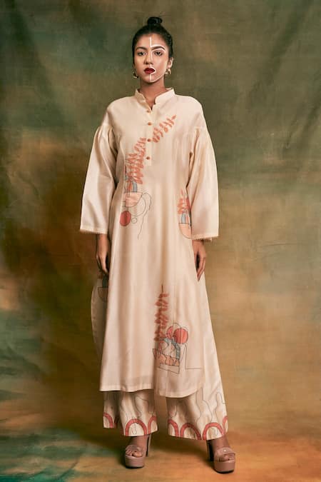Shop Shilpi Gupta Peach Silk Chanderi Embroidery Mandarin Collar Kurta And Palazzo Set at Aza Fashions Shop_Shilpi Gupta_Peach Silk Chanderi Embroidery Mandarin Collar Kurta And Palazzo Set _at_Aza_Fashions