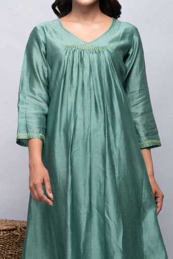 Kalakaari By Sagarika_Green Cotton, Chanderi Silk Threadwork Leaf Neck Kurta And Pant Set _at_Aza_Fashions