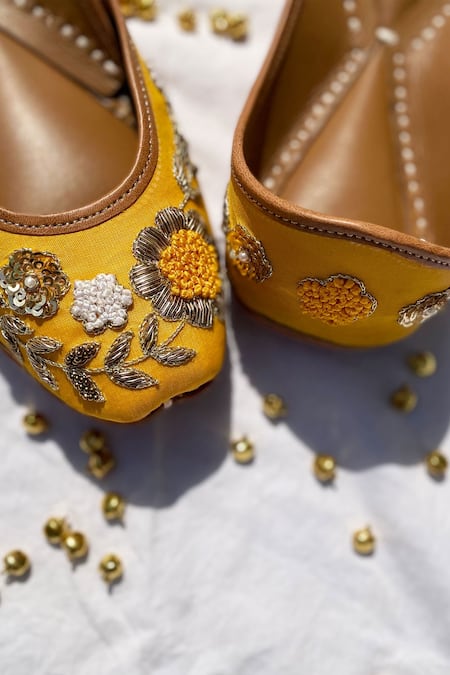 Kurrbat Floral Embroidered Juttis 