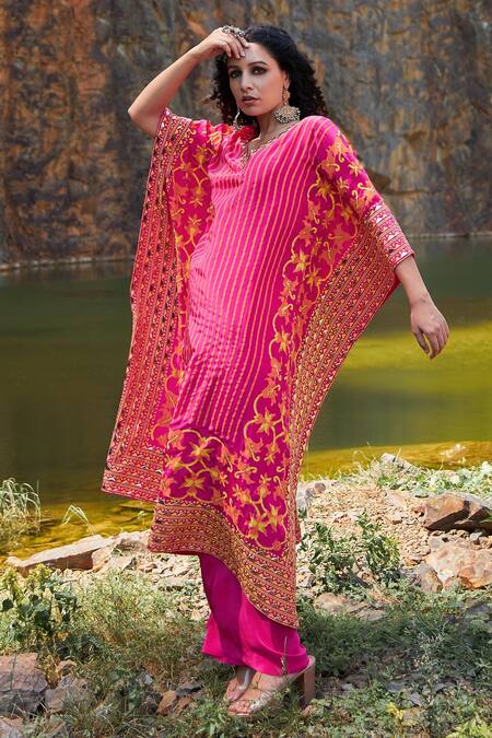 Pooja Rajgarhia Gupta Pink Crepe V Neck Printed Kaftan Set