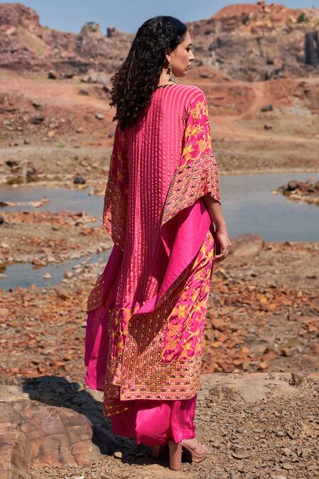 Shop Pooja Rajgarhia Gupta Pink Crepe V Neck Printed Kaftan Set at Aza Fashions Shop_Pooja Rajgarhia Gupta_Pink Crepe V Neck Printed Kaftan Set _at_Aza_Fashions