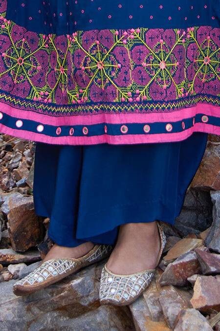 Shop_Pooja Rajgarhia Gupta_Blue Crepe V Neck Printed Kaftan Set _Online_at_Aza_Fashions