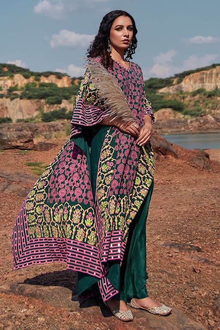 Shop Pooja Rajgarhia Gupta Green Crepe V Neck Printed Kaftan Set at Aza Fashions Shop_Pooja Rajgarhia Gupta_Green Crepe V Neck Printed Kaftan Set _at_Aza_Fashions