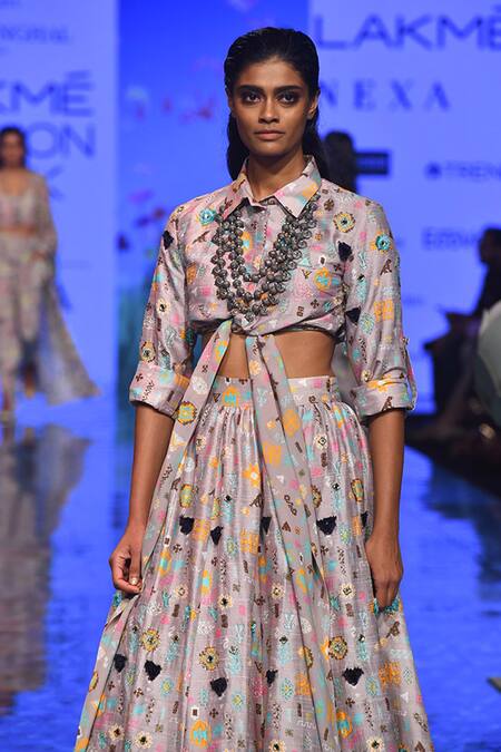 different ways to wear banarasi silk dupatta - shirt lehenga | Fashionmate  | Latest Fashion Trends in India