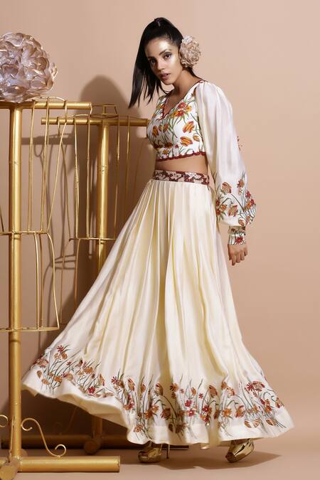 Buy_Pallavi Jaipur_Beige Chanderi, Shantoon, Bemberg V Neck Lehenga Set _Online_at_Aza_Fashions