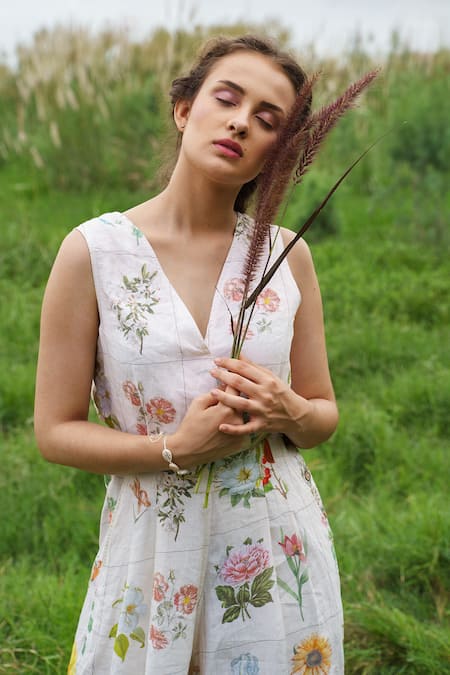 Shop Pozruh By Aiman White Pure Hemp Surplice Floral Printed Jumpsuit Online at Aza Fashions Shop_Pozruh By Aiman_White Pure Hemp Surplice Floral Printed Jumpsuit _Online_at_Aza_Fashions