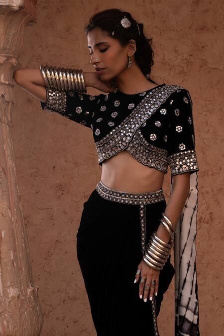 Reeti Arneja Black Embellished Pre-draped Saree Set at Aza Fashions Reeti Arneja_Black Embellished Pre-draped Saree Set_at_Aza_Fashions