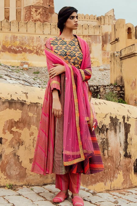 Swati Vijaivargie Chanderi Silk Kurta Set 