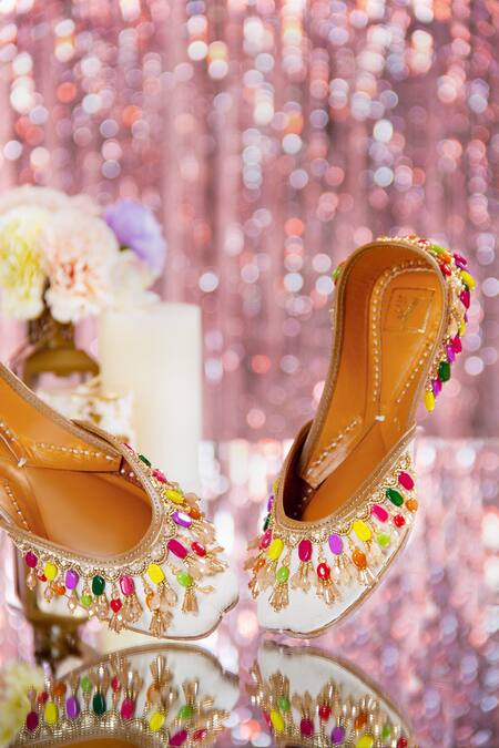Buy_House Of Vian_White Rangmunch Tassel Juttis _Online_at_Aza_Fashions